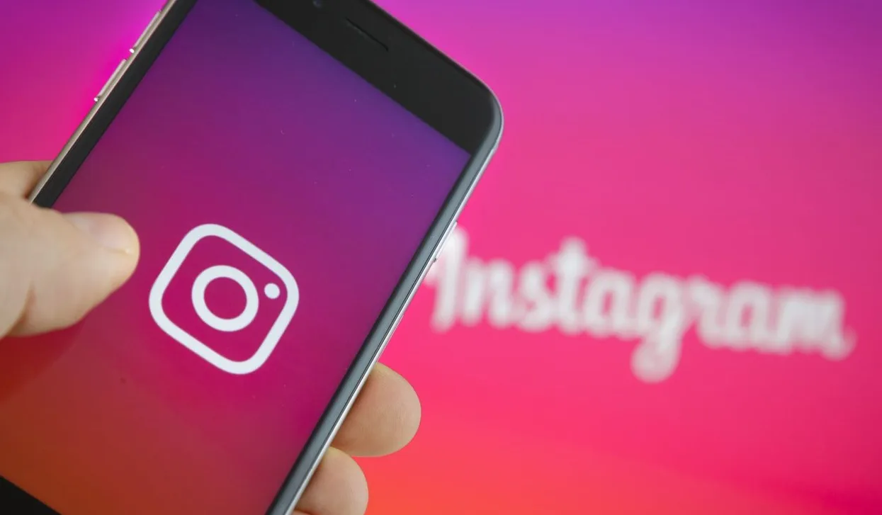Smartphone com Instagram aberto, representando o crescimento nas redes sociais